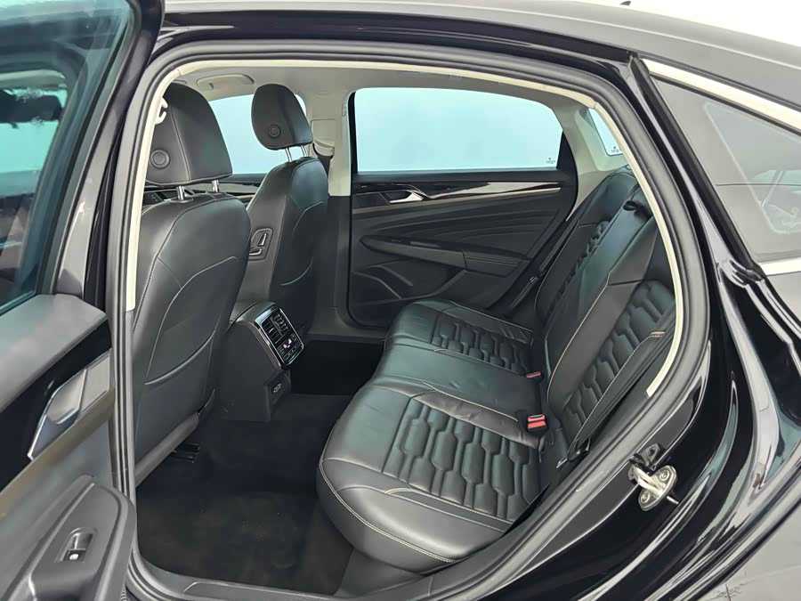 Volkswagen Passat 2019 car image #11