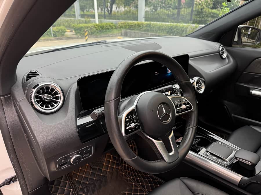 Mercedes-Benz GLA Class 2022 car image #11