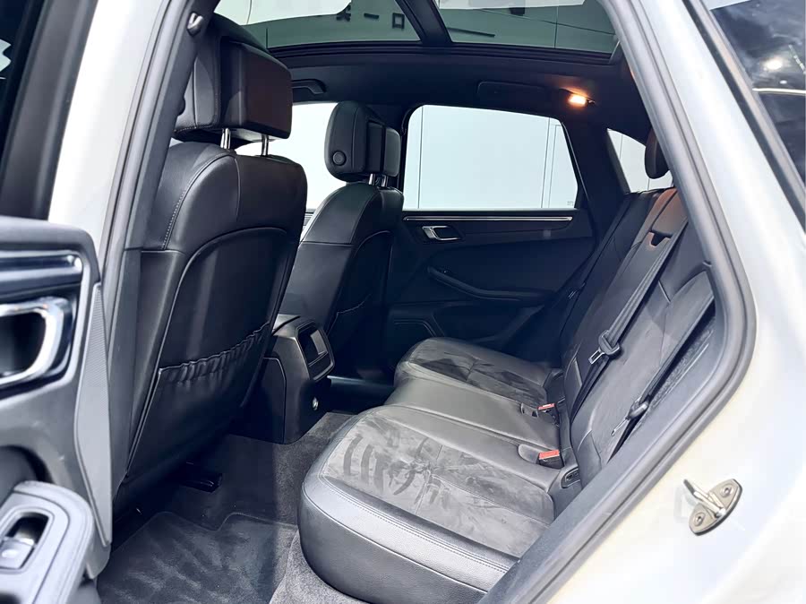 2015 car image #11