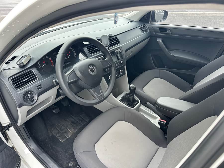 Skoda Rapid 2015 imagen de coche #11