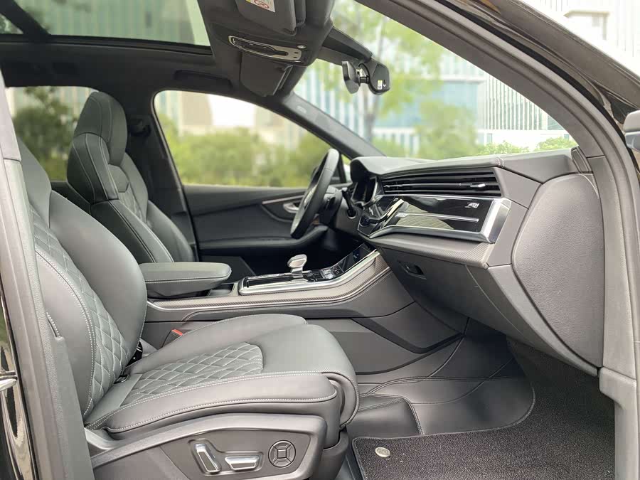 Audi SQ7 2025 car image #11