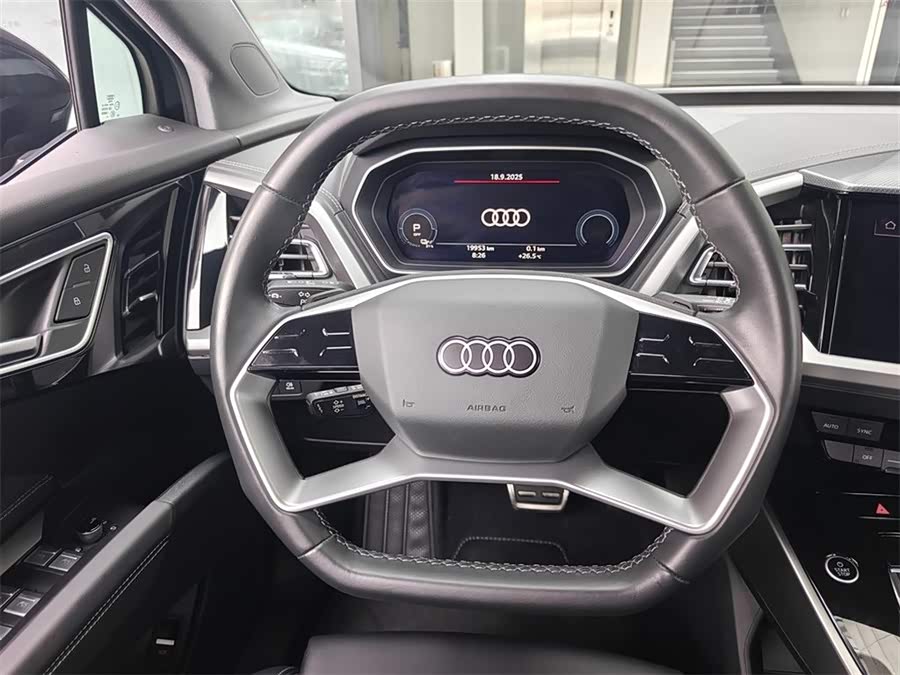 Audi Q4 e-tron 2024 صورة سيارة #11