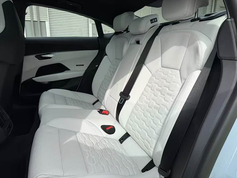 Audi e-tron GT 2024 صورة سيارة #11