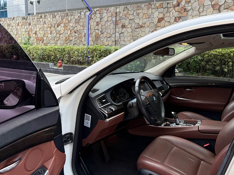 BMW 5 Series GT 2015 immagine di auto #11