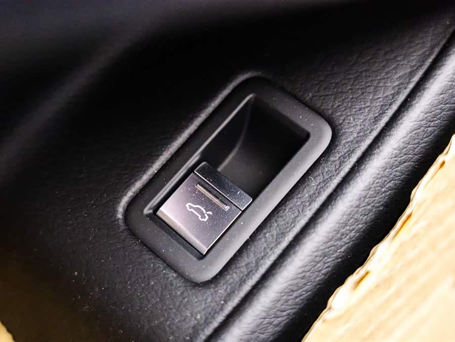 Audi A8 car image #11