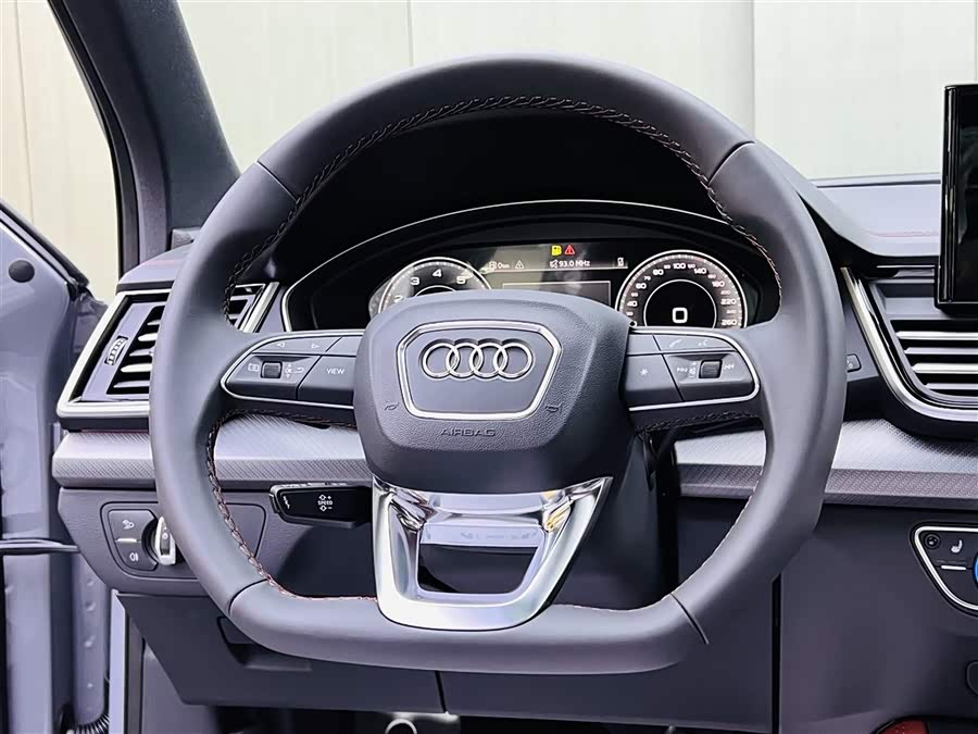 Audi Q5L 2025 car image #11
