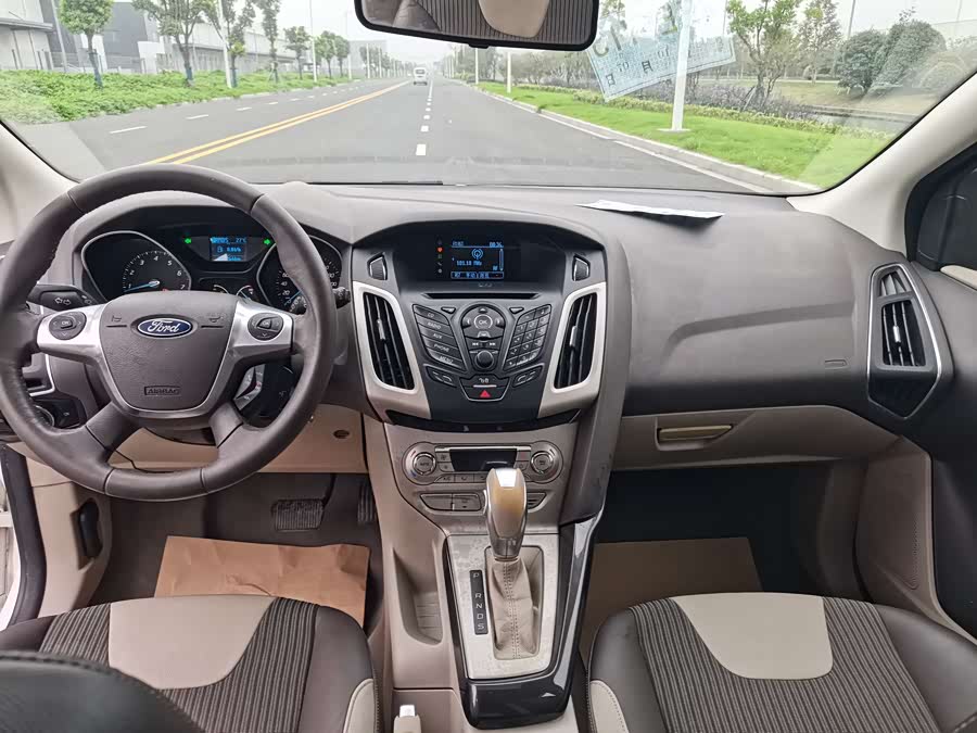 Ford Focus 2013 car image #11