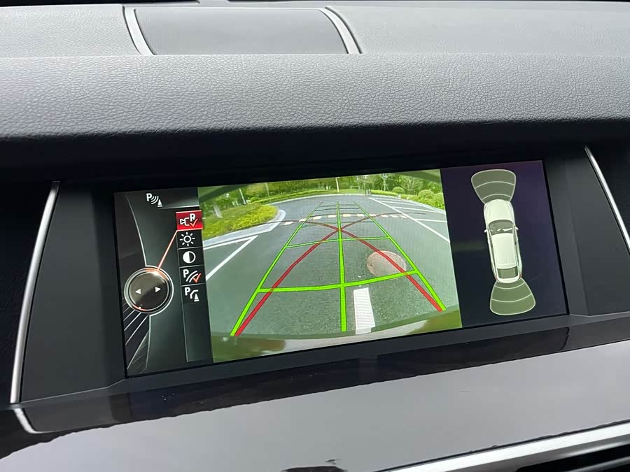 BMW 5 Series GT 2014 immagine di auto #11