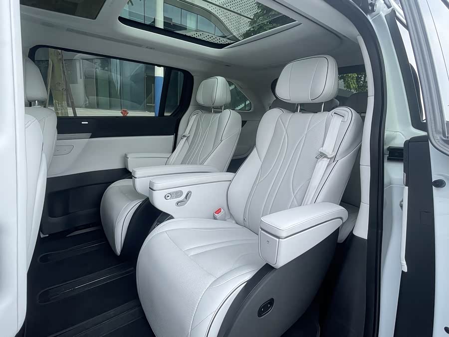 Xpeng X9 2024 صورة سيارة #11