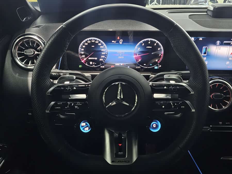 Mercedes-Benz GLB AMG 2024 immagine di auto #11