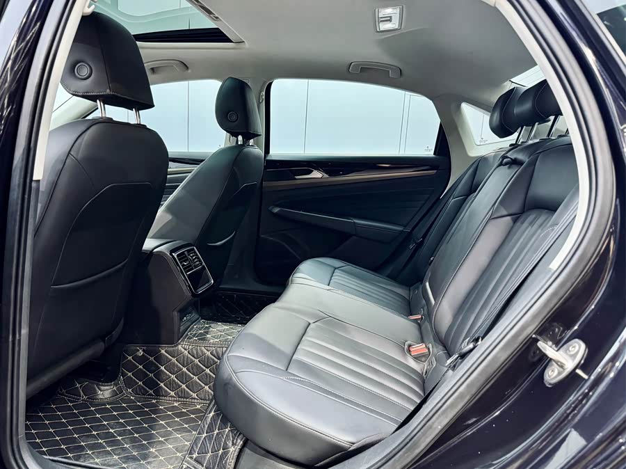 Volkswagen Passat 2021 car image #11