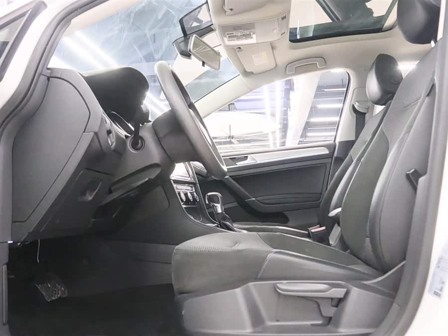 Volkswagen Golf Pure Electric 2020 #11 Volkswagen Golf Pure Electric 2020 car image #11