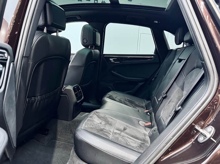 2015 car image #11