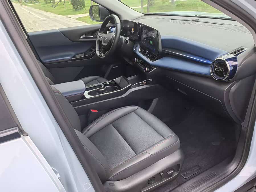 Chevrolet Equinox Plus 2024 car image #11