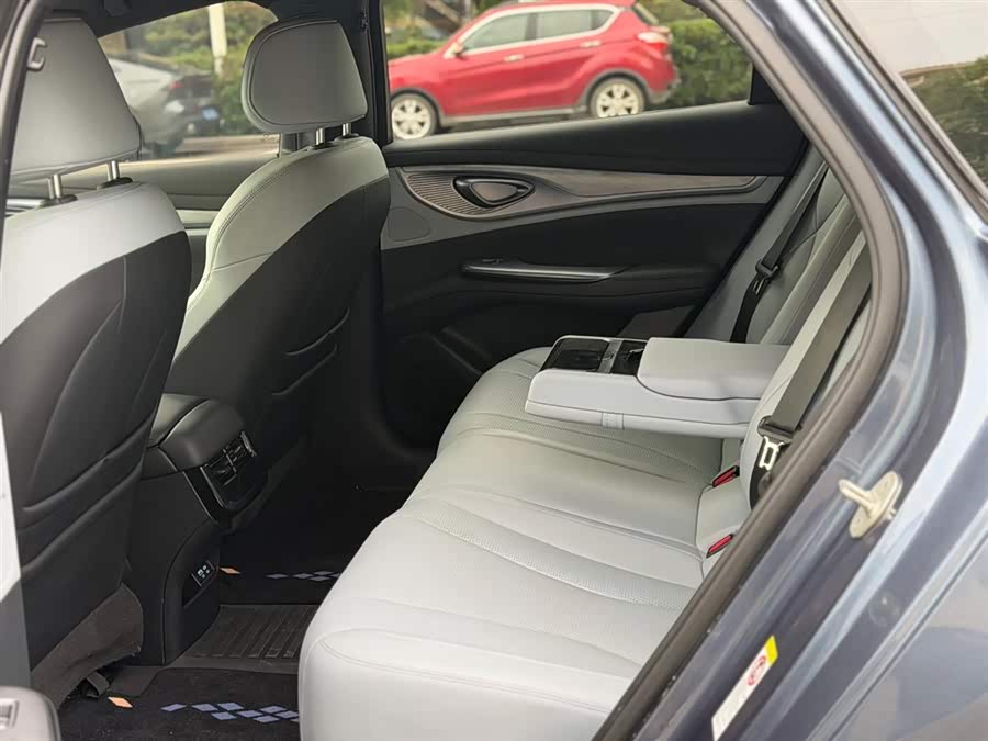 BYD Seal 2024 car image #11