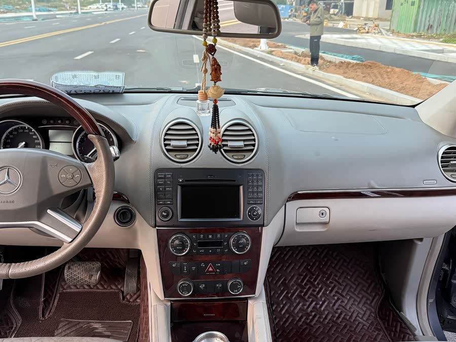 Mercedes-Benz GL Class 2010 car image #11