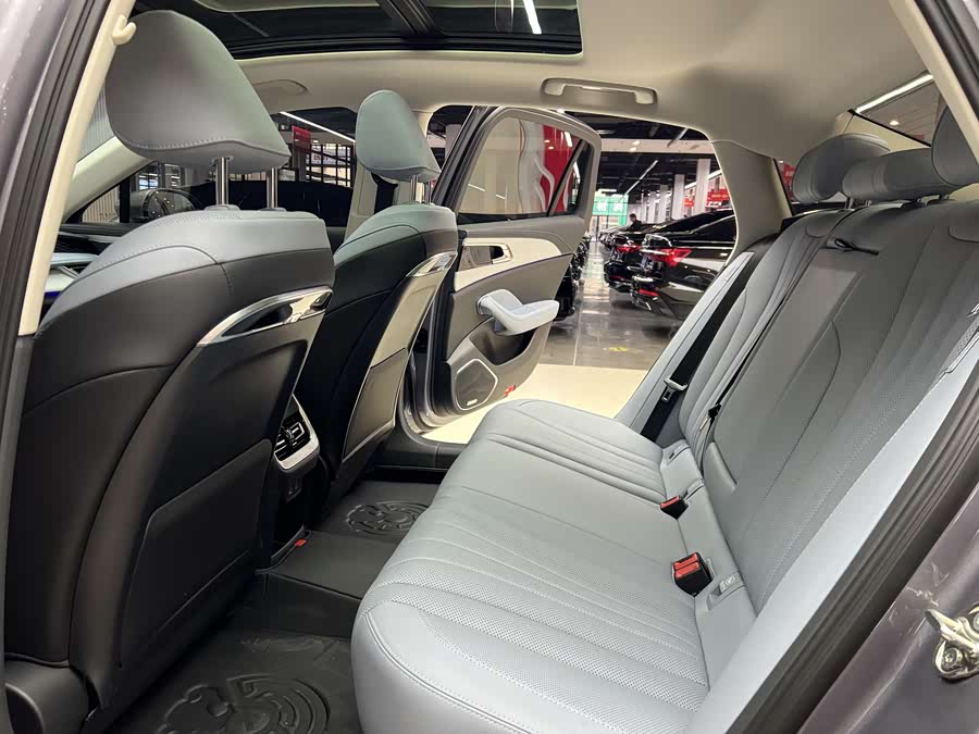 HongQi H5 PHEV 2025 #11 HongQi H5 PHEV 2025 car image #11