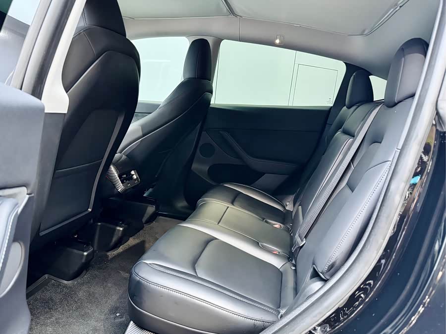 Tesla Model Y 2023 car image #11