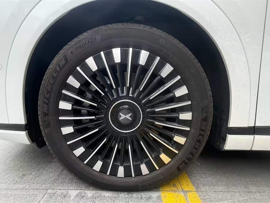 Xpeng X9 2025 صورة سيارة #11