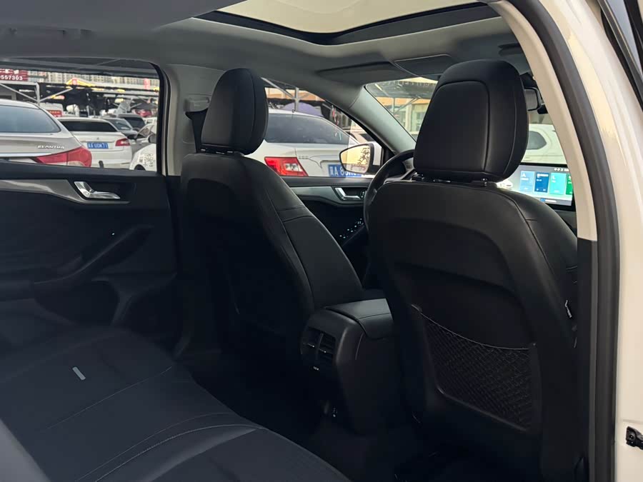 Ford Focus Active 2020 car image #11