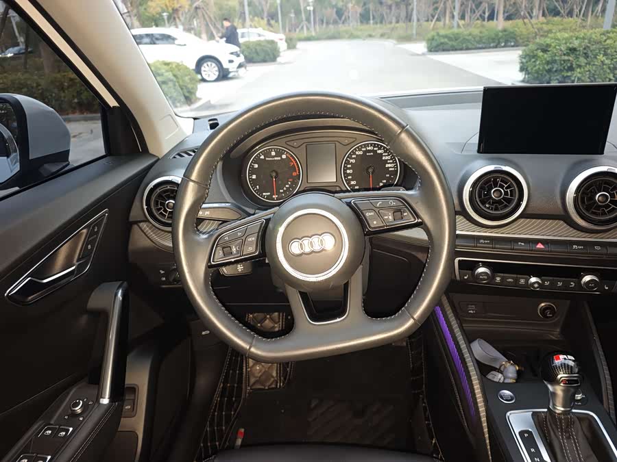 Audi Q2L 2021 car image #11