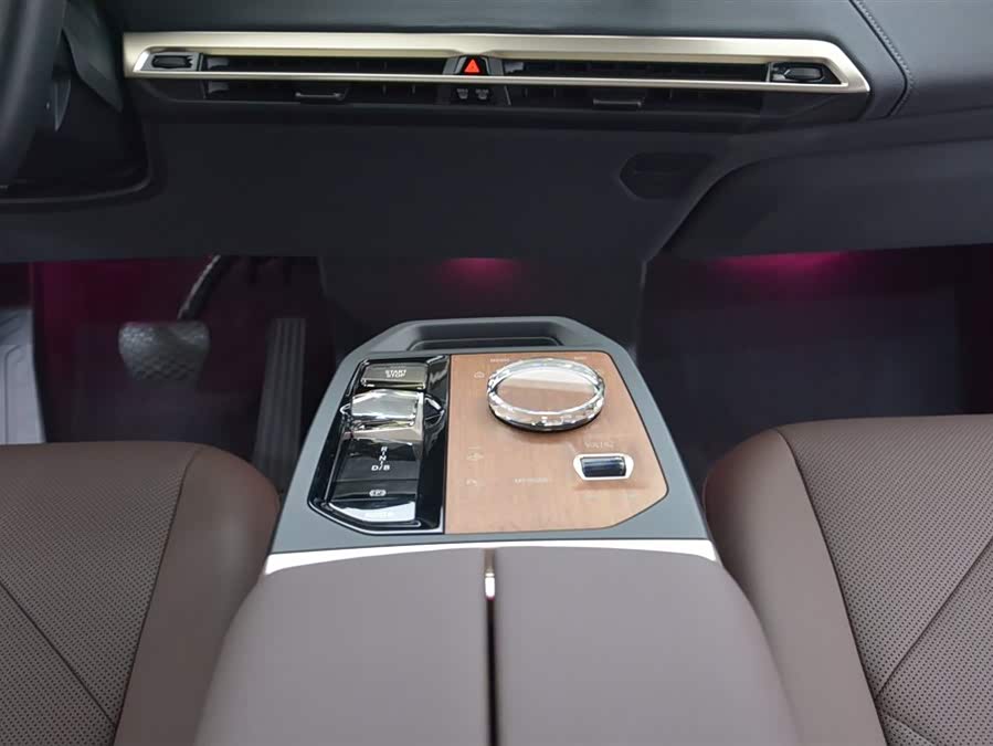 BMW iX 2023 car image #11