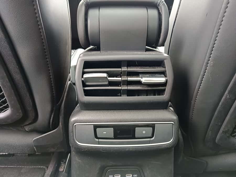 Audi Q4 e-tron 2024 immagine di auto #11