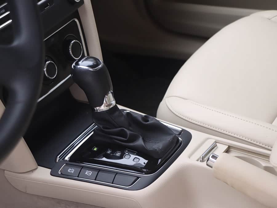 Skoda Superb 2015 car image #11