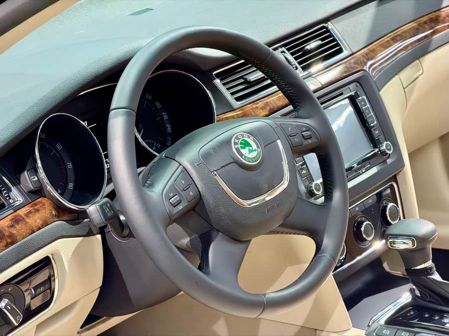 Skoda Superb 2012 car image #11