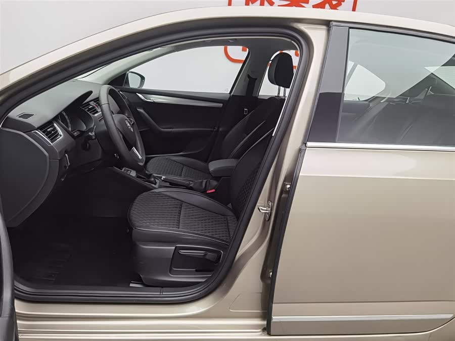 Skoda Octavia 2019 car image #11