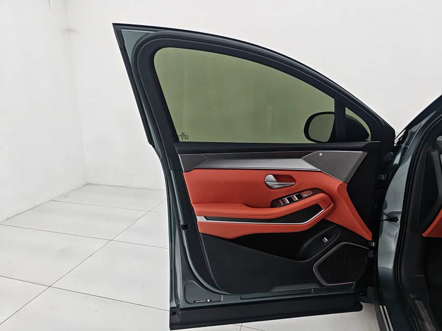 BYD Tang L 2025 صورة سيارة #11
