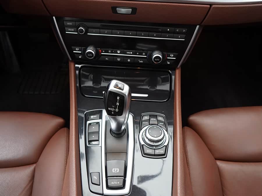 BMW 5 Series GT 2010 immagine di auto #11