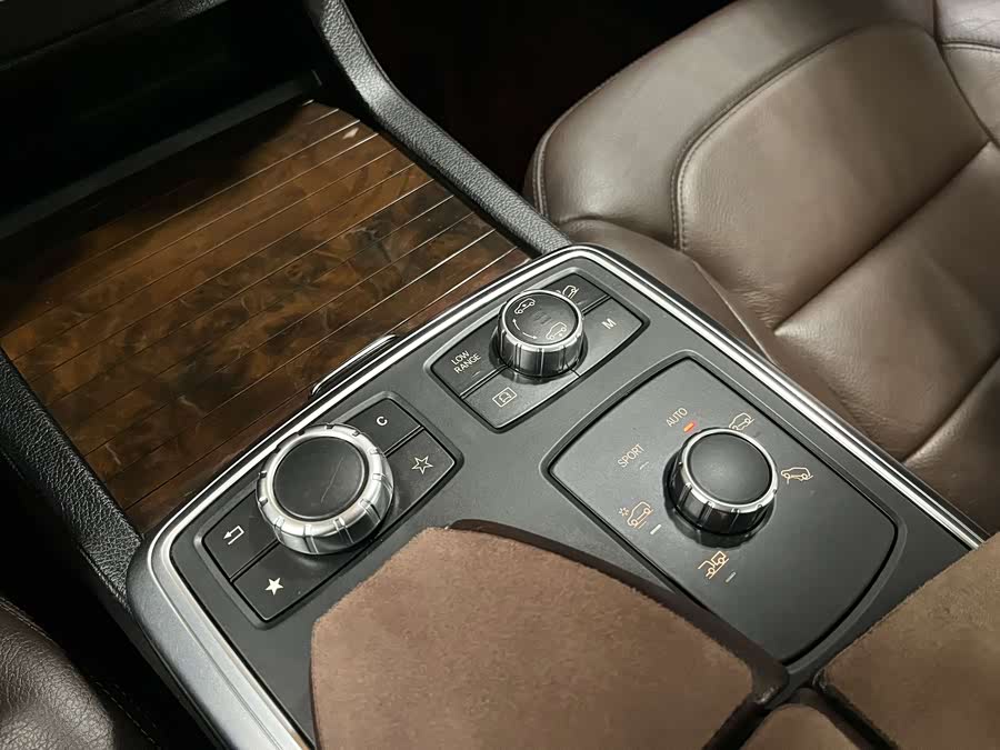 Mercedes-Benz M Class 2015 car image #11