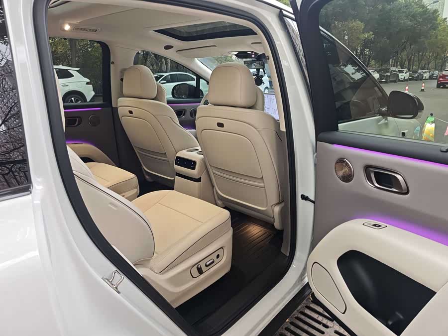 Li i8 2025 image de voiture #11