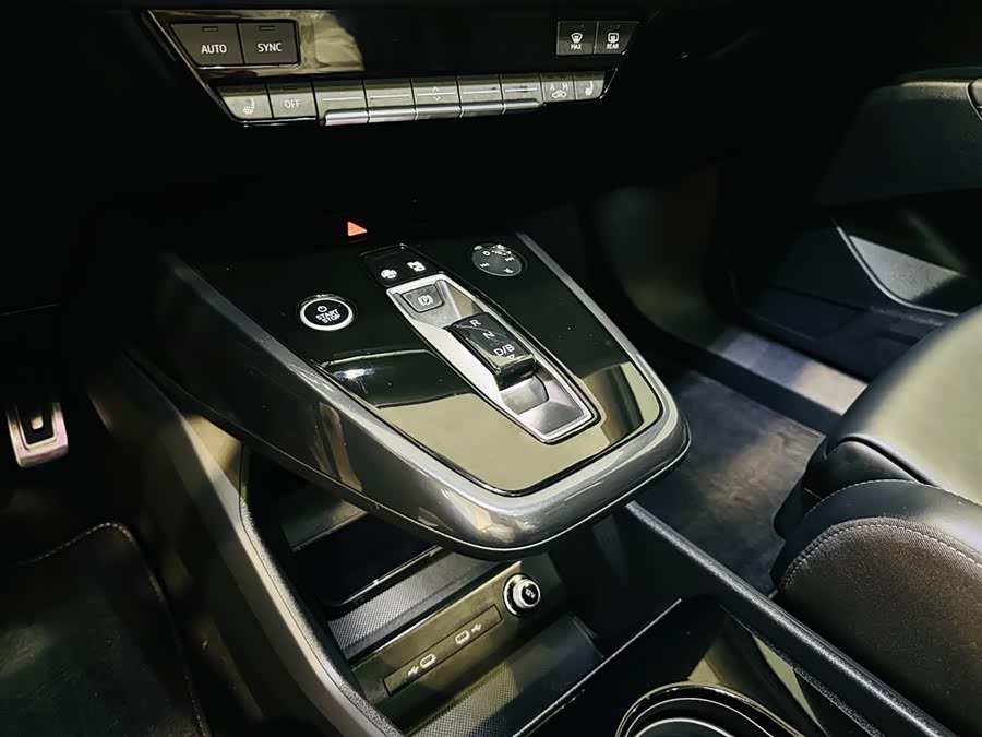 Audi Q4 e-tron 2024 صورة سيارة #11