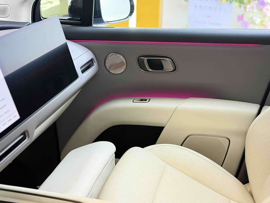 Li i8 2025 image de voiture #11