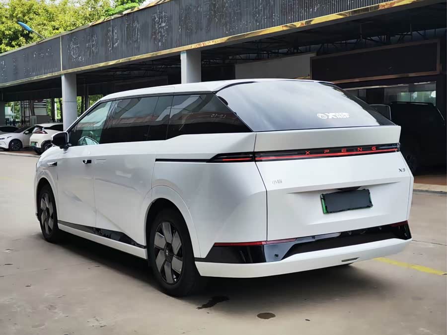 Xpeng X9 2024 صورة سيارة #11