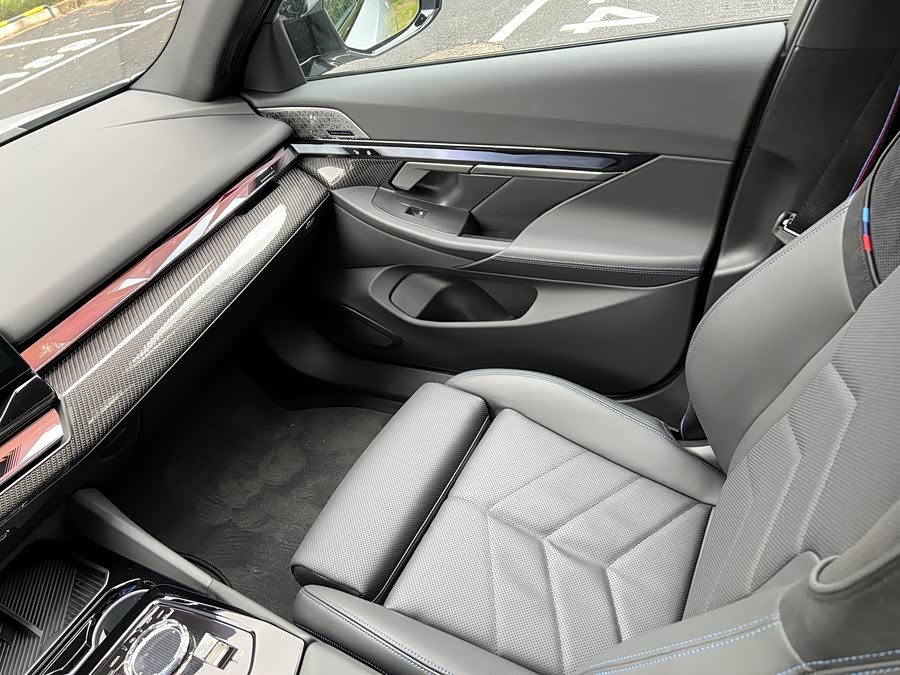 BMW i5 M60 2025 immagine di auto #11