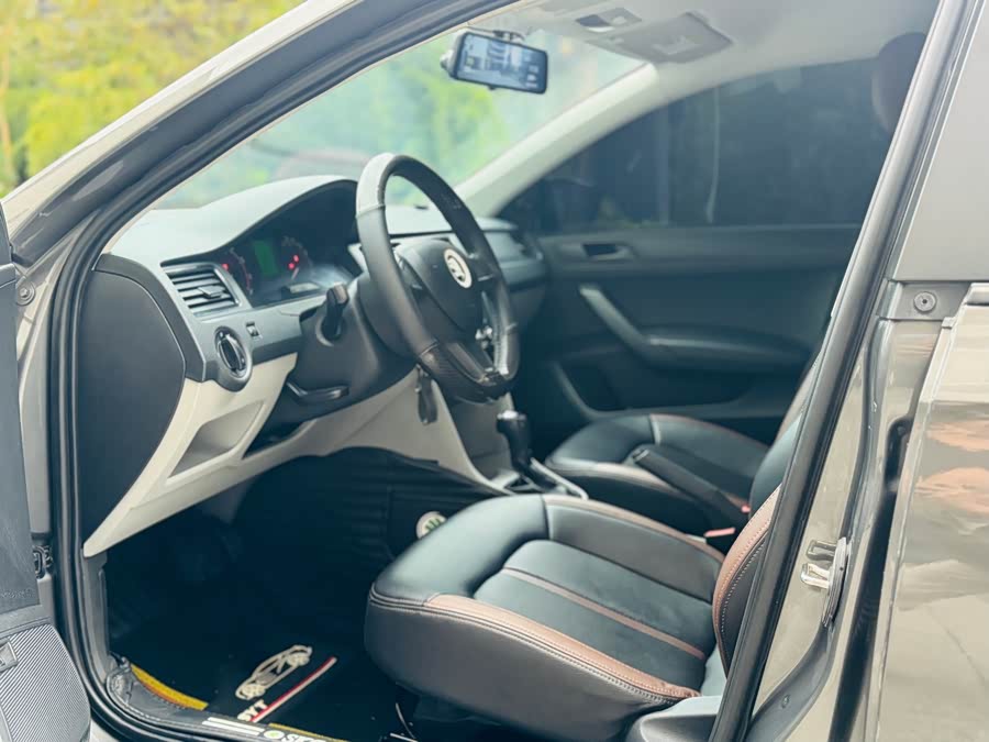 Skoda Rapid 2016 car image #11