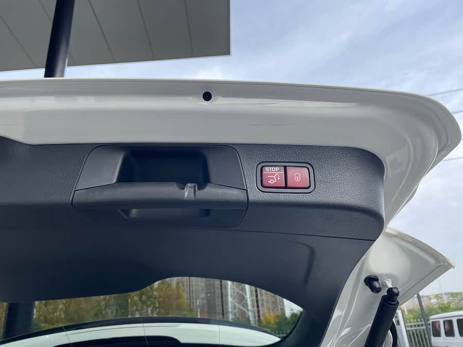 Mercedes-Benz GLB AMG 2025 imagen de coche #11