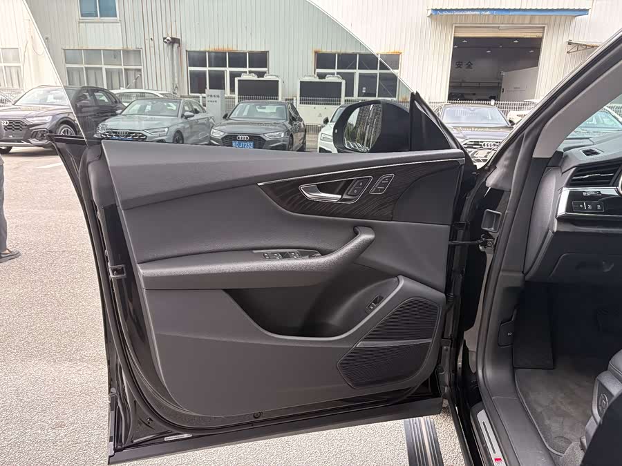 Audi Q8 2022 car image #11