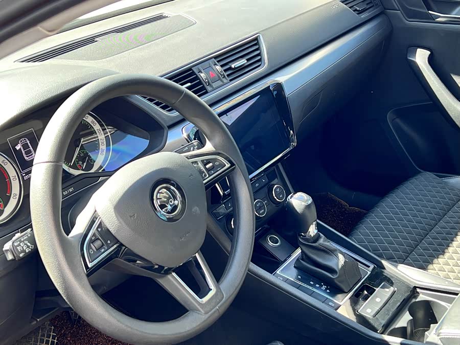 Skoda Superb 2019 car image #11
