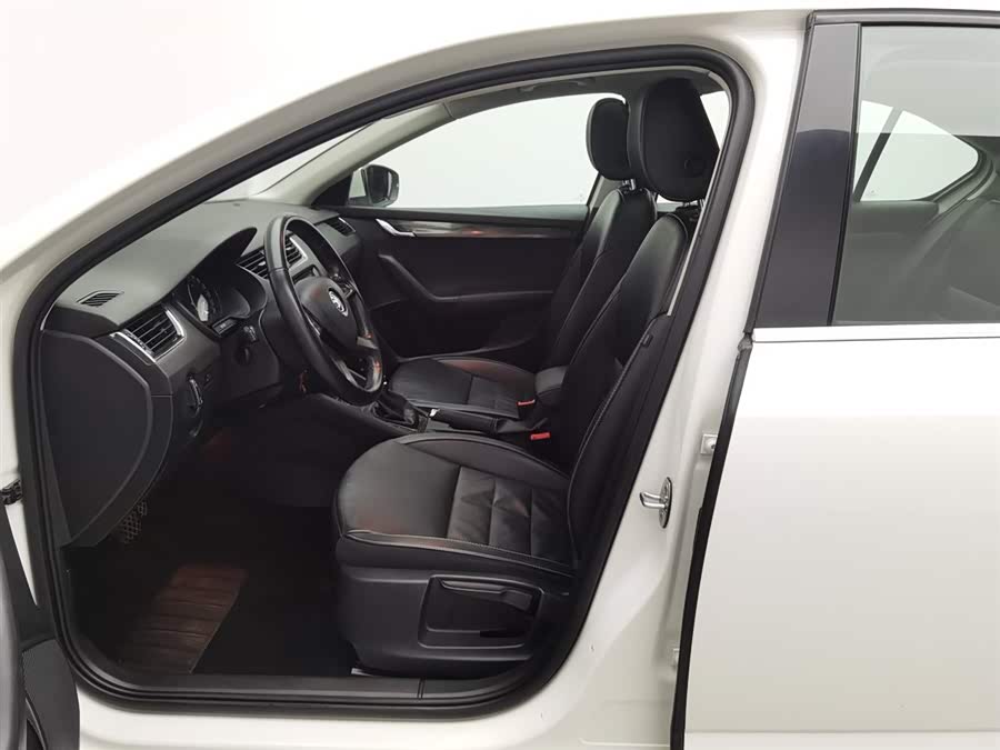 Skoda Octavia 2016 car image #11