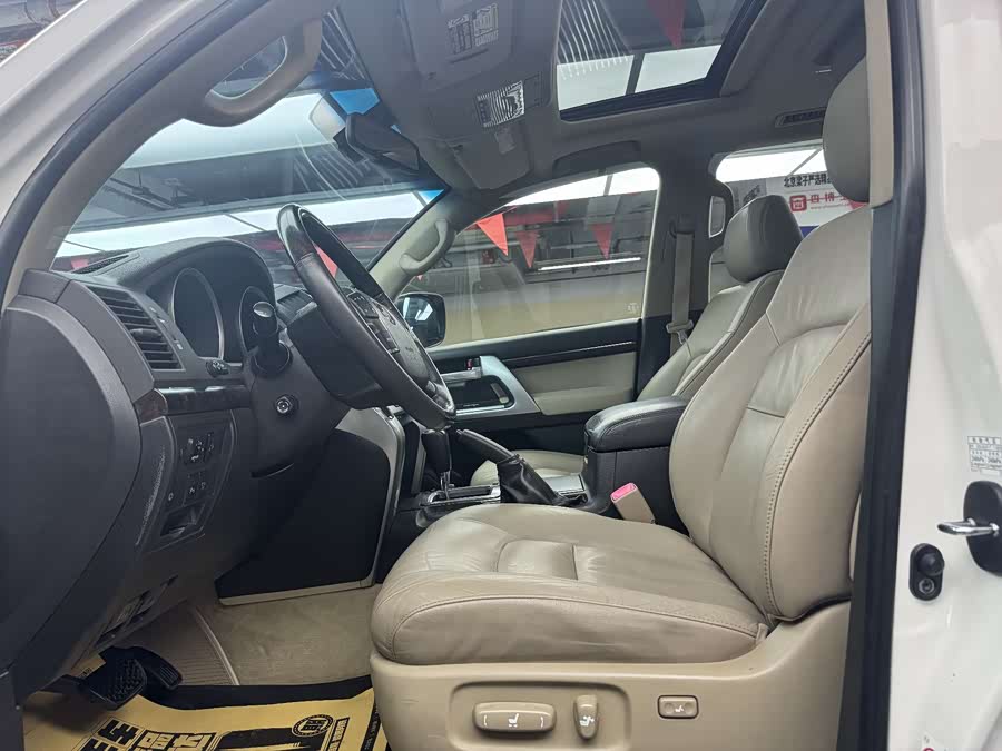 Toyota Land Cruiser 2010 car image #11