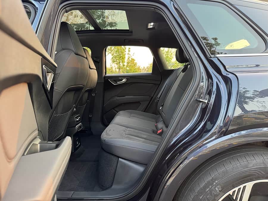 Audi Q4 e-tron 2022 immagine di auto #11