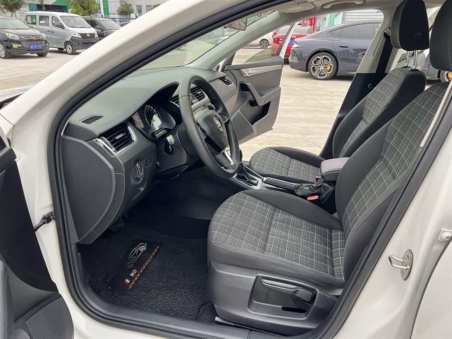 Skoda Octavia 2018 car image #11