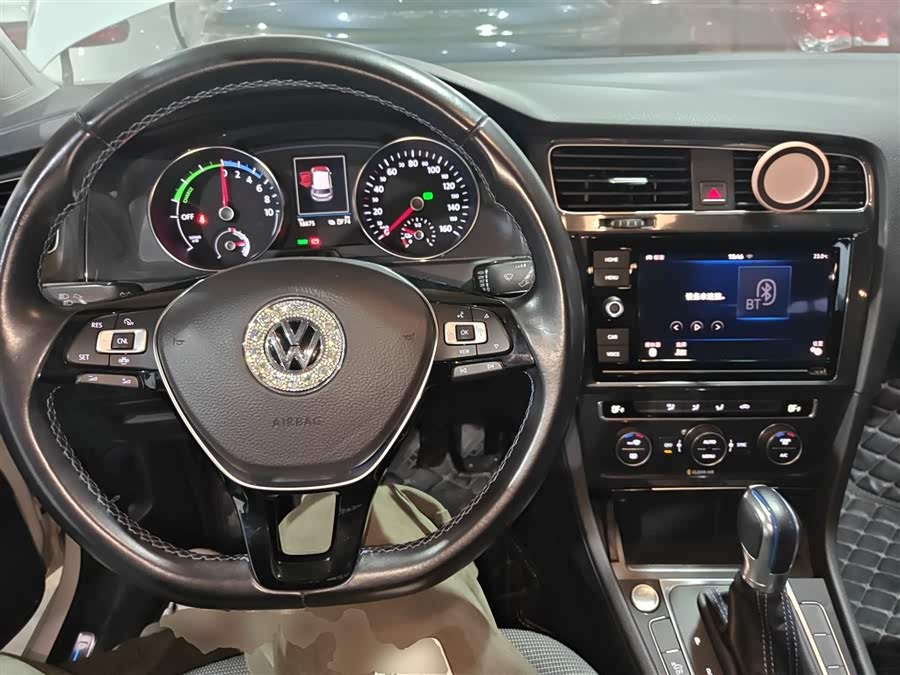 Volkswagen Golf Pure Electric 2020 car image #11