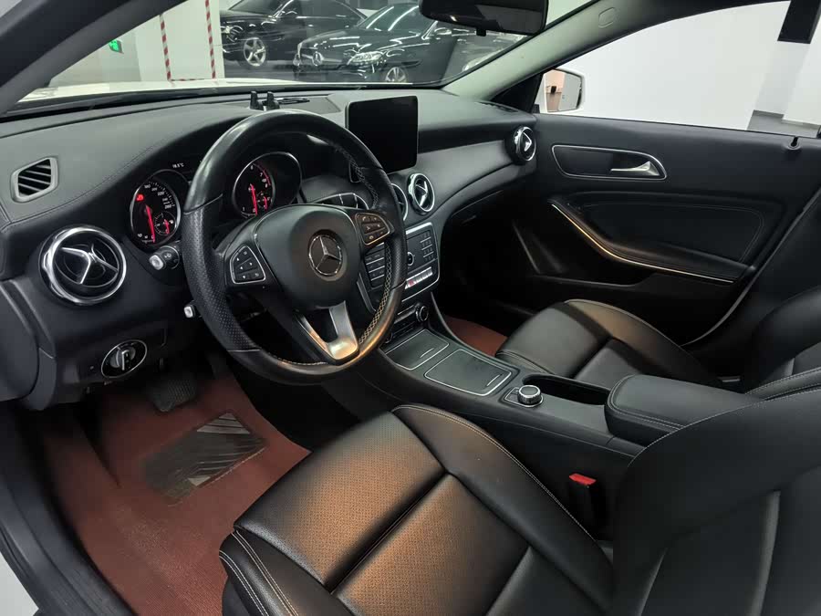 Mercedes-Benz GLA Class 2018 car image #11