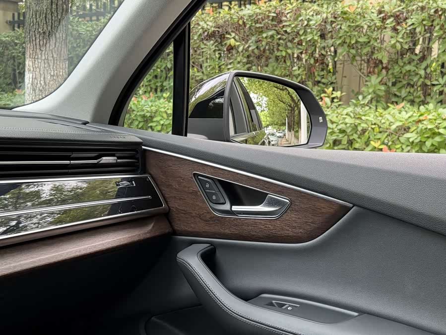 Audi Q7 2023 car image #11