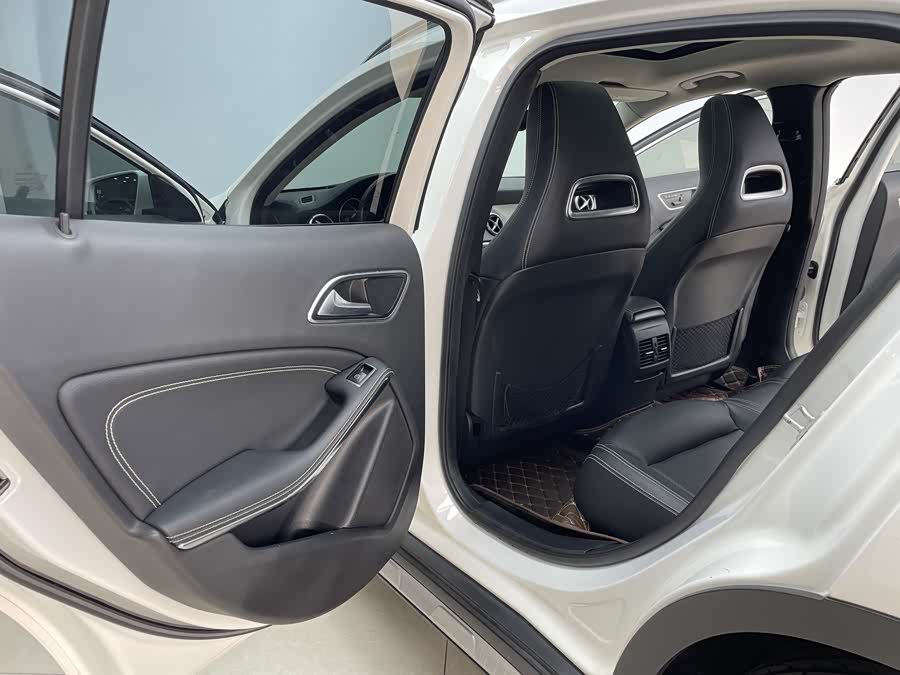 Mercedes-Benz GLA Class 2017 car image #11